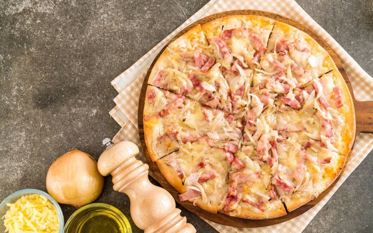 PLAT_TRADITIONNEL 1200X750 | Vins gîtes Fugler Quel vin pour accompagner une tarte flambée ? Illzach